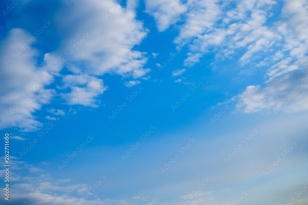 Fototapeta premium 【写真素材】 青空 空 雲 春の空 背景 背景素材 4月 コピースペース