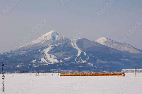 日本、磐越西線と磐梯山の風景