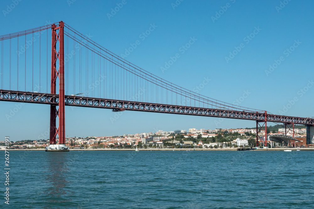 Naklejka premium Lizbona nad morzem