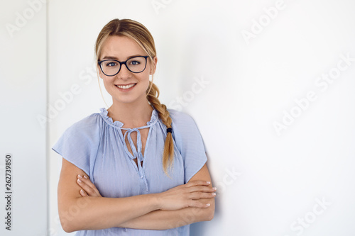 Bewerbungsfoto einer jungen Frau mit Brille photo