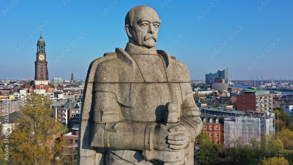 Fototapeta premium Hamburg. Bismarck Denkmal vor der Skyline mit Michel, Elbphilharmonie, Hafen. Luftaufnahme.