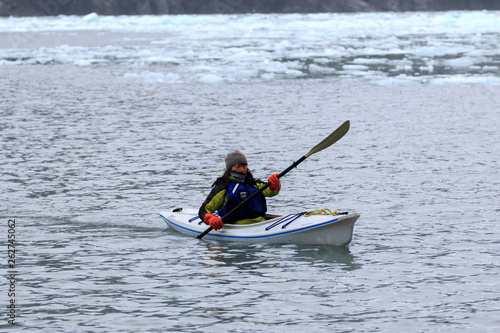 氷河の海でシーカヤックする観光客