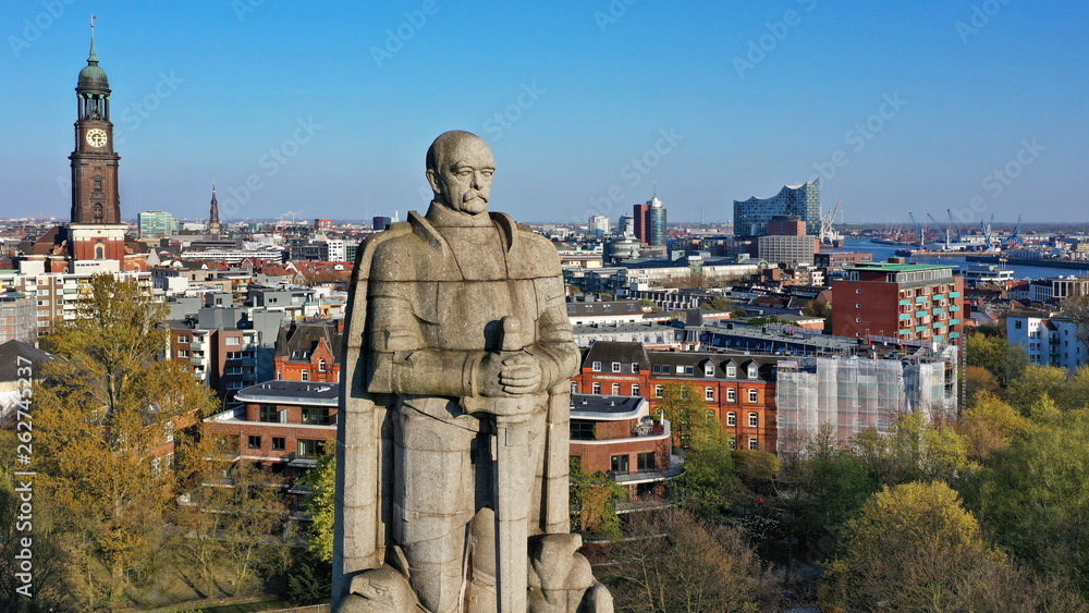 Fototapeta premium Hamburg. Bismarck Denkmal vor der Skyline mit Michel, Elbphilharmonie, Hafen. Luftaufnahme.