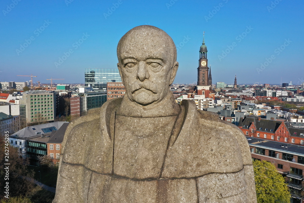 Fototapeta premium Hamburg. Bismarck Denkmal vor der Skyline mit Michel, Elbphilharmonie, Hafen. Luftaufnahme.