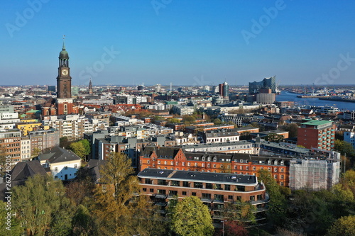 Hamburg. Bismarck Denkmal vor der Skyline mit Michel, Elbphilharmonie, Hafen. Luftaufnahme.