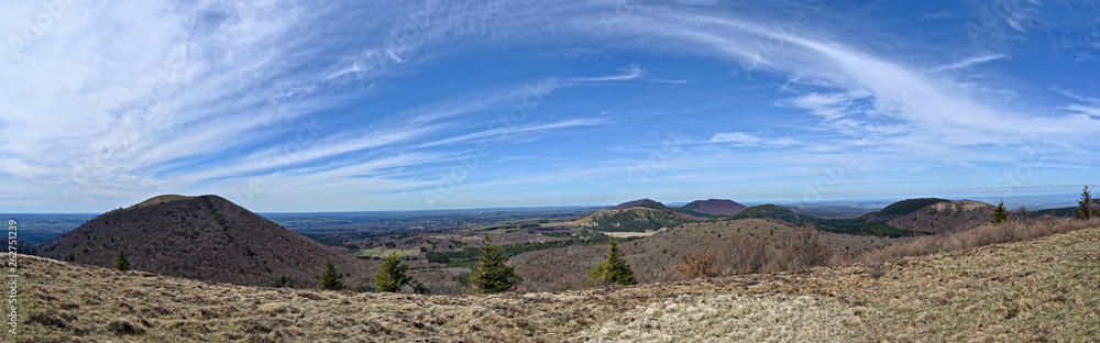 Vue du sommet de puys de Clierzou le nord de la chaine de Puys, Puy de Dôme , Auvergne , France Vue du sommet de puys de Clierzou le nord de la chaine de Puys, Puy de Dôme , Auvergne , France