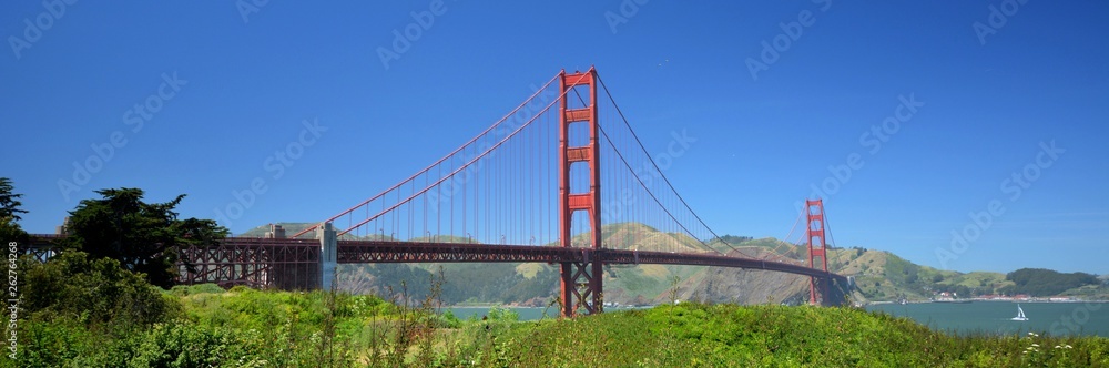 Fototapeta premium Golden Gate Bridge w San Francisco od 2 maja 2017 r., Kalifornia USA