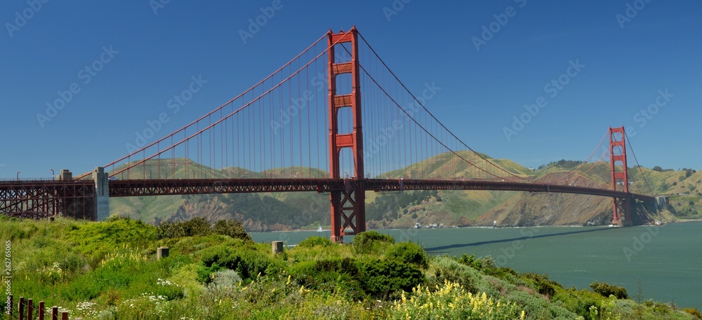 Fototapeta premium Golden Gate Bridge w San Francisco od 2 maja 2017 r., Kalifornia USA