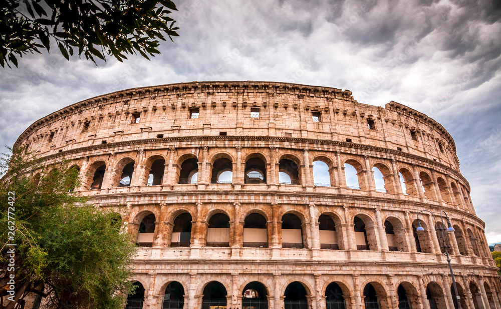 Obraz premium Exterior view of the ancient Roman Colloseum in Rome