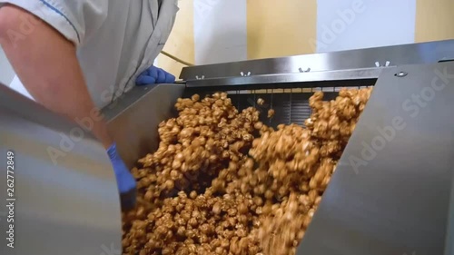 Cooling popcorn after cooking