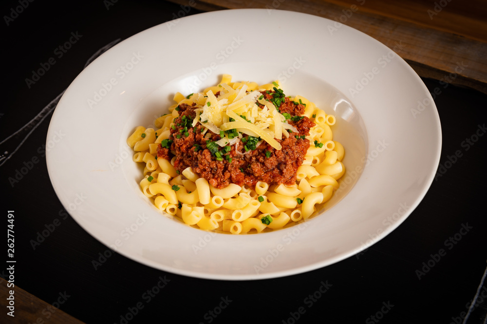 Nudeln mit Tomatensauce und Käse Nudeln mit Tomatensauce und Käse