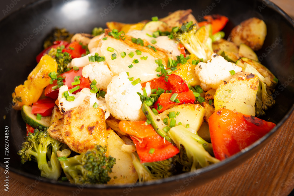Gemüsepfanne mit Bratkartoffeln und Frischen Gemüse Gemüsepfanne mit Bratkartoffeln und Frischen Gemüse