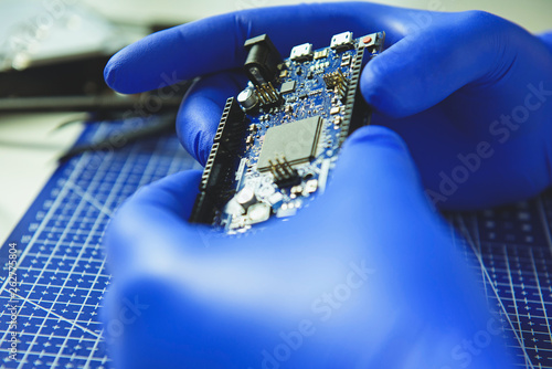 Фотография Cropped photo of man keeping microchip in arms