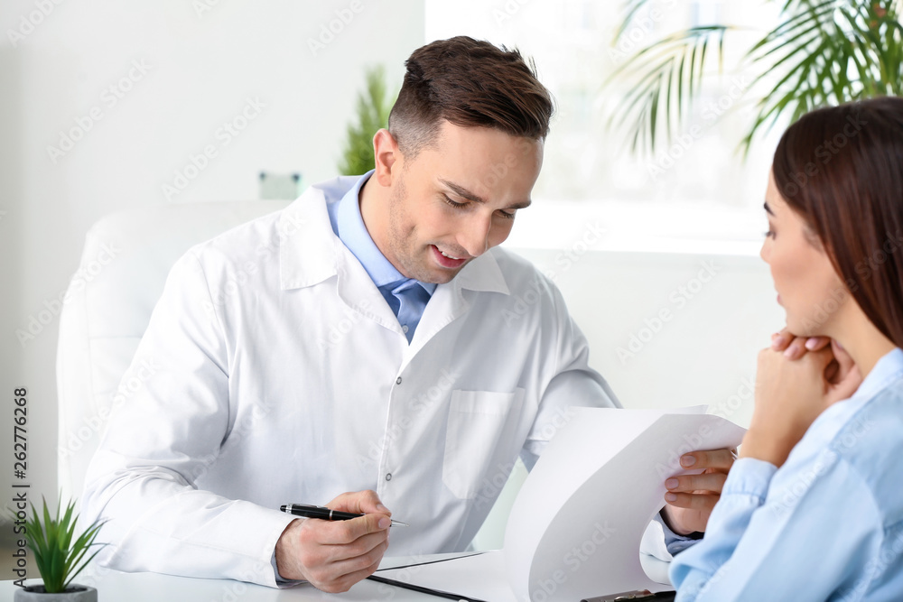 Obraz premium Male nutritionist working with patient in weight loss clinic