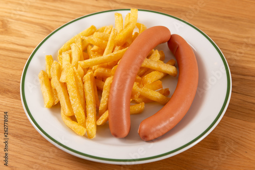 Frankfurter mit Pommes Fites