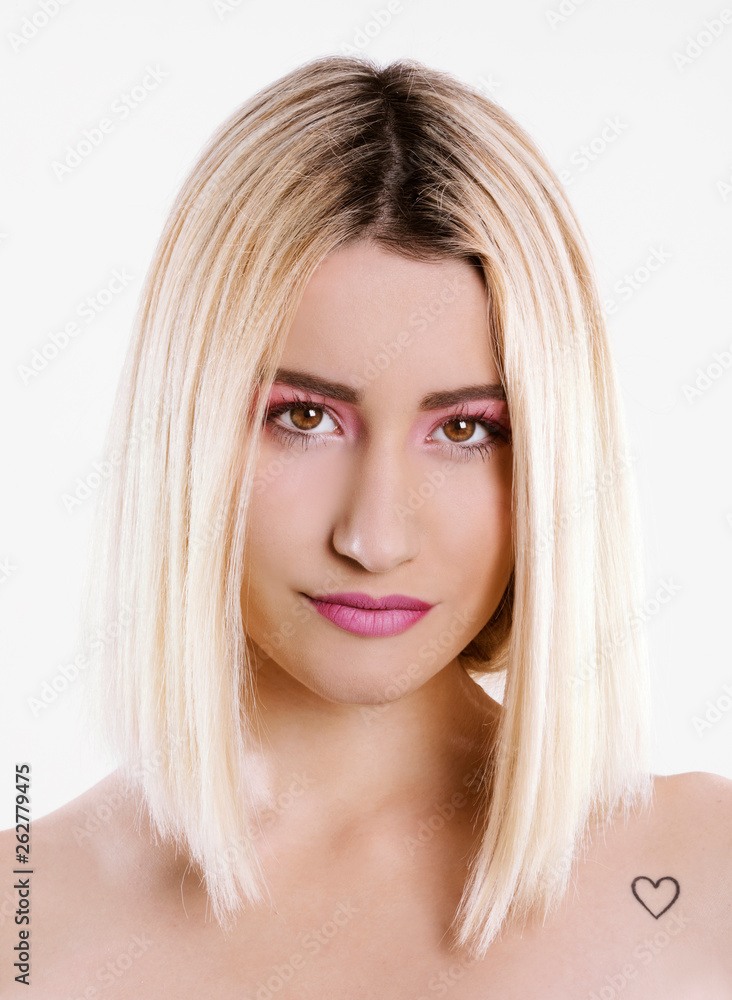 Primo piano di donna con capelli biondi Stock Photo | Adobe Stock