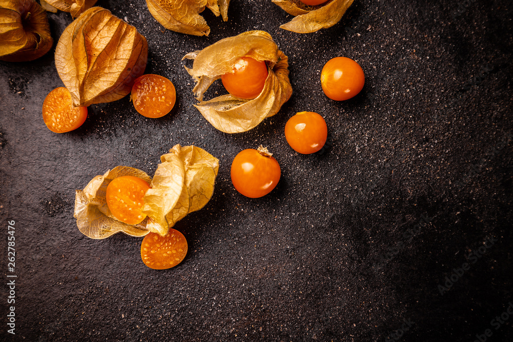 Obraz premium Cape gooseberries with calyx