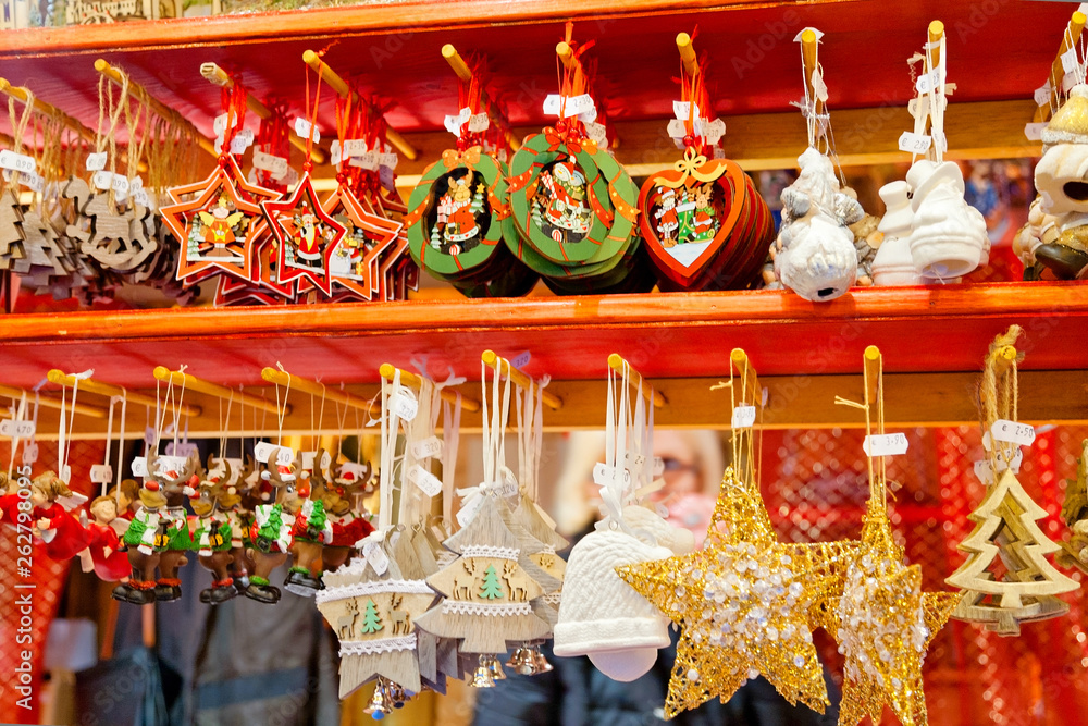 Naklejka premium Weihnachtsdeko auf dem Weihnachtsmarkt