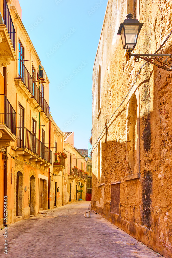 Fototapeta premium Old street in Old City of Syracuse
