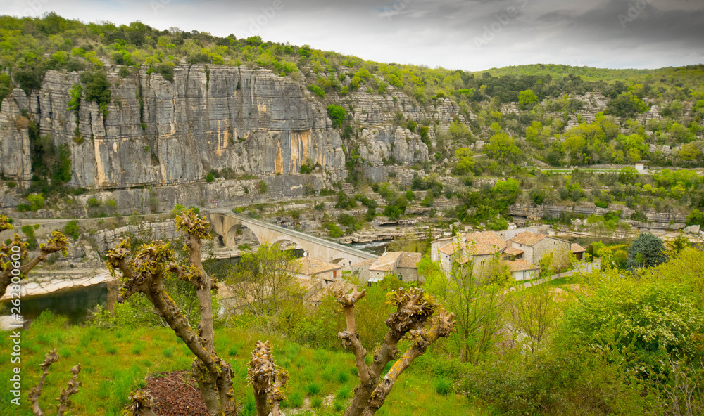 Flusslandschaft der Ardèche bei Balazuc