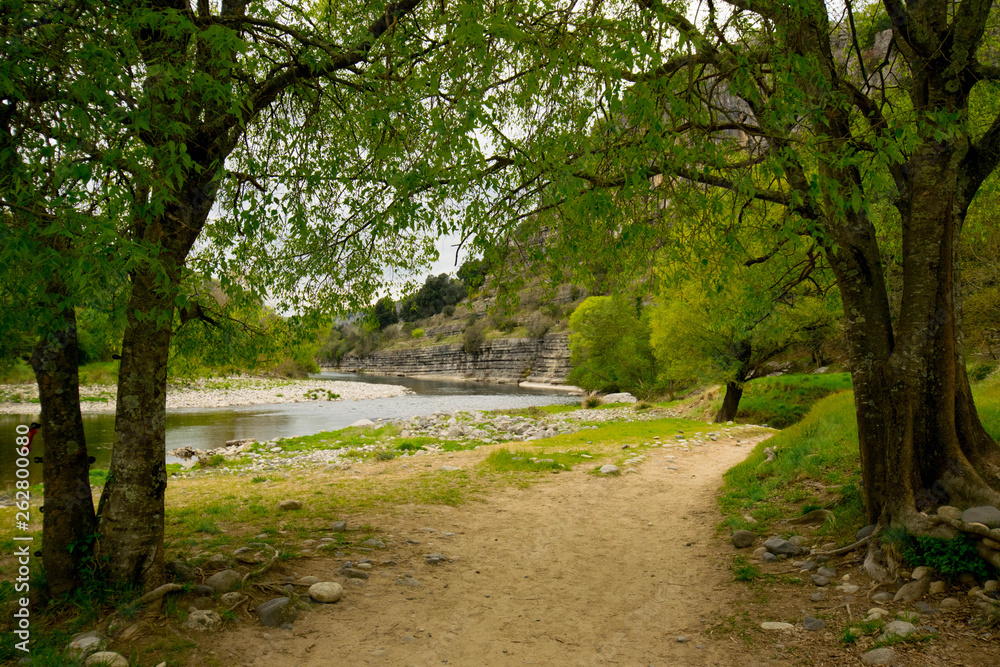 Flusslandschaft der Ardèche bei Balazuc