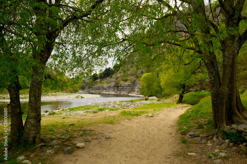 Flusslandschaft der Ard  che bei Balazuc