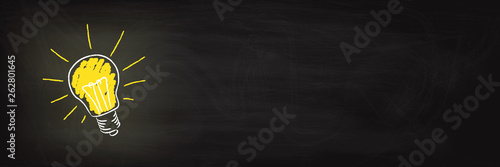 leuchtende Glühbirne Banner auf Tafel