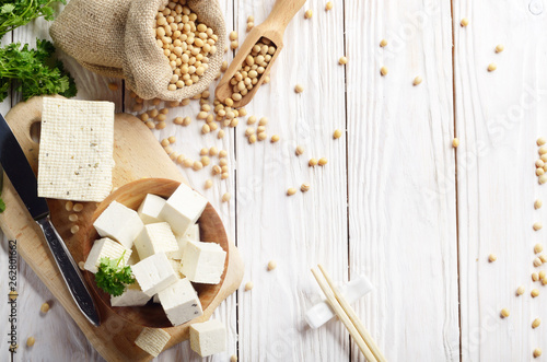 Φωτογραφία Soy Bean curd tofu in wooden bowl and in hemp sack on white wooden kitchen table