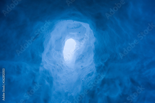 Foto The polar arctic Northern ice cave in Norway Svalbard in Longyearbyen city