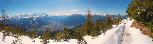 Weites Alpenpanorama Oberbayern, Blick vom Wank auf Garmisch und Zugspitze
