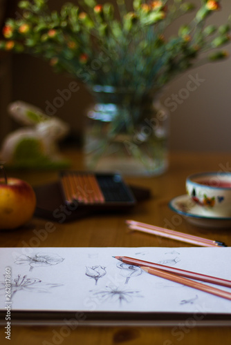 szkicowanie kwiatów w wolnym czasie przy kubku herbaty i jabłku