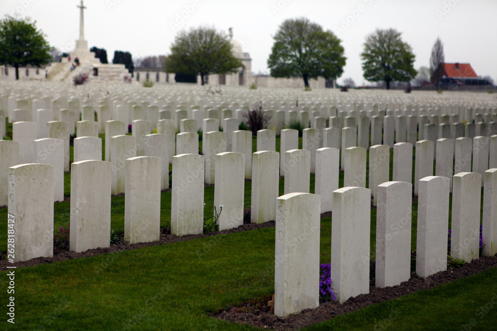 This is the largest Commonwealth War Graves cemetery in the world. It is the final resting place of nearly 12,000 First World War servicemen, of whom more than 8,300 reamin unidentified. They died in 
