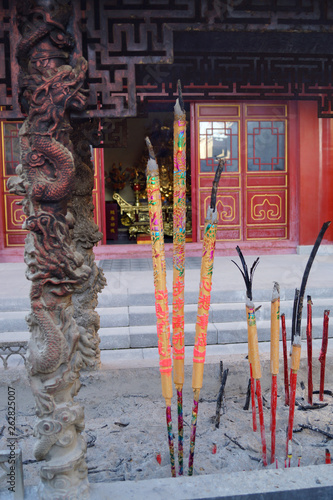 China, Yanji, Donglai Buddhist temple. Candles. Китай, Яньцзи, Дунлайсы буддийский храм. Свечи.