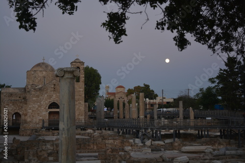 La luna sobre las ruinas de la ciudad de Pafos, Chipre