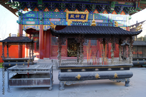 Китай, Яньцзи, буддийский храм Дунлайсы. Свечник. China, Yanji, Buddhist temple Danlisa.