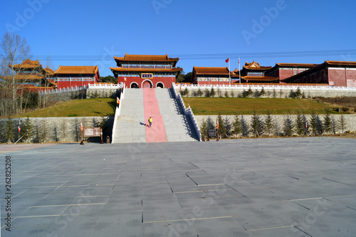 Китай, Яньцзи, буддийский храм Дунлайсы. Лестница. China, Yanji, Buddhist temple Danlisa. Stairs.