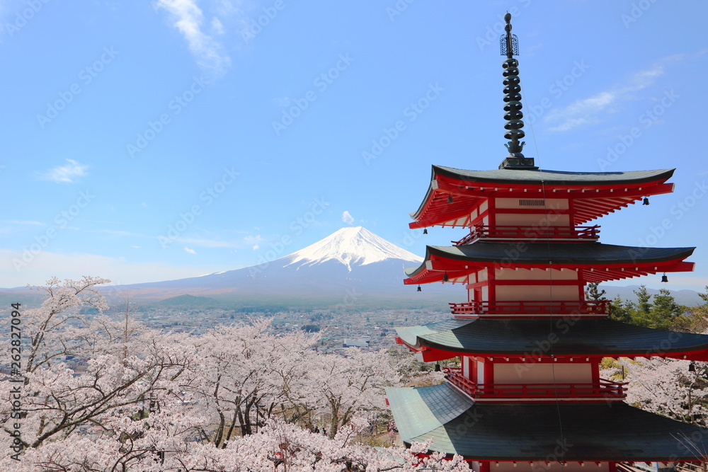 新倉山浅間公園の五重塔と富士山と満開の桜 新倉山浅間公園の五重塔と富士山と満開の桜
