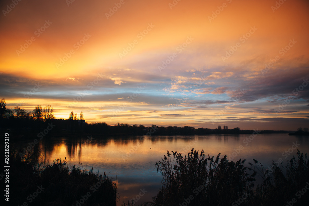 Obraz premium sunset on the lake