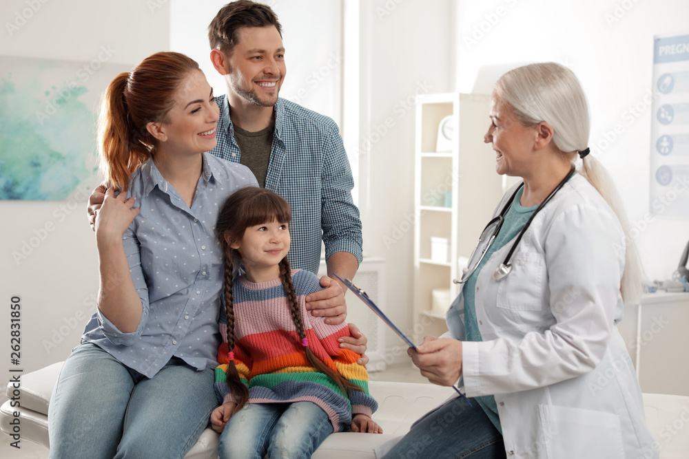 Obraz premium Family with child visiting doctor in hospital