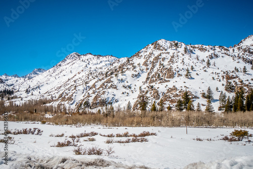 Sierra Nevada with it snowy mountains on a winters day - travel photography © 4kclips
