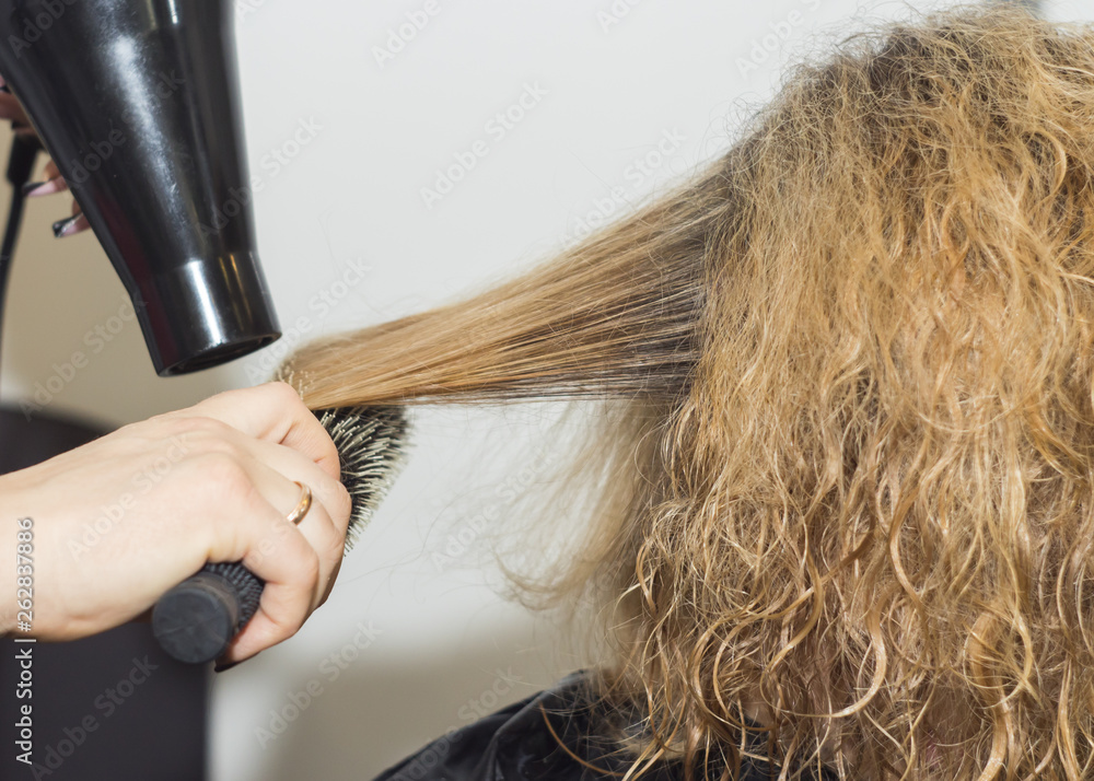 Fototapeta premium blow dry hair