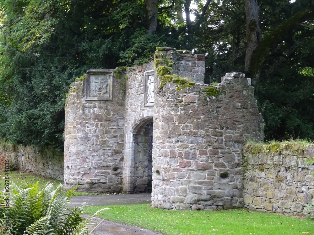 Ruine vom Stadttor in der Festungsmauer von Scone Palace Perth Schottland Ruine vom Stadttor in der Festungsmauer von Scone Palace Perth Schottland