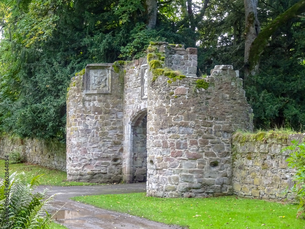 Ruine vom Stadttor in der Festungsmauer von Scone Palace Perth Schottland Ruine vom Stadttor in der Festungsmauer von Scone Palace Perth Schottland