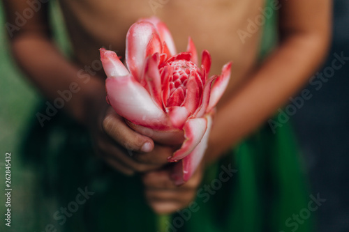 L'ENFANT ET LA ROSE DE PORCELAINE