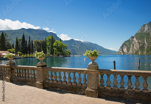 Uferpromenade Riva del Garda, mit antikem Geländer und Blumendekoration, Gardasee Ufer © SusaZoom