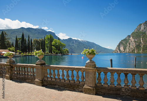 Billede på lærred Uferpromenade Riva del Garda, mit antikem Geländer und Blumendekoration, Gardase
