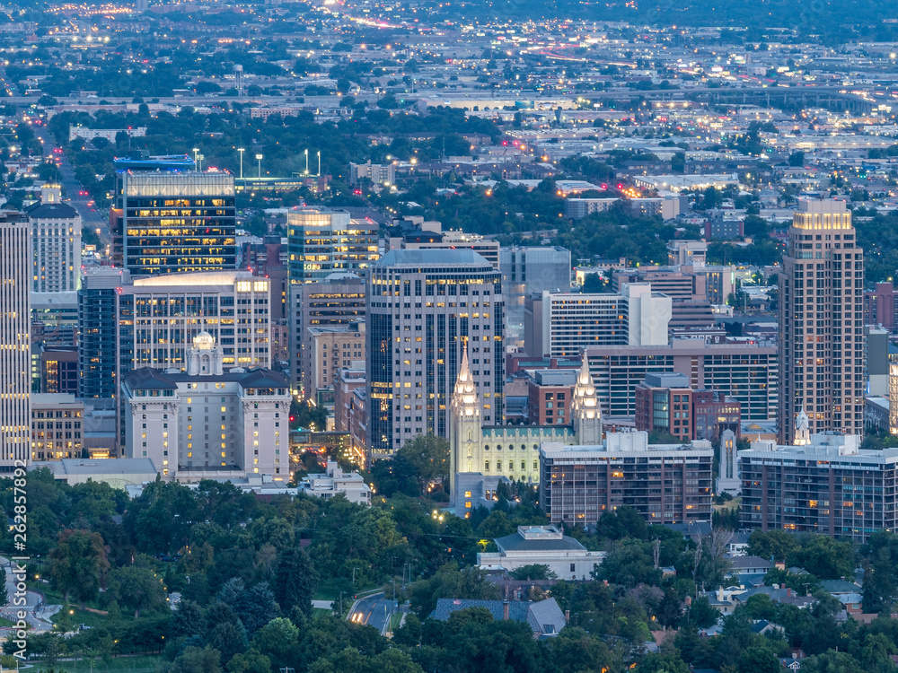 Naklejka premium Aerial panorama of Salt Lake City downtown at the evening