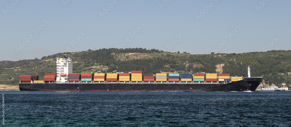 Obraz premium Container ship carrying goods