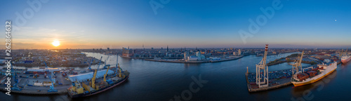 Luftaufnahme Hamburger Hafen im Sonnenuntergang