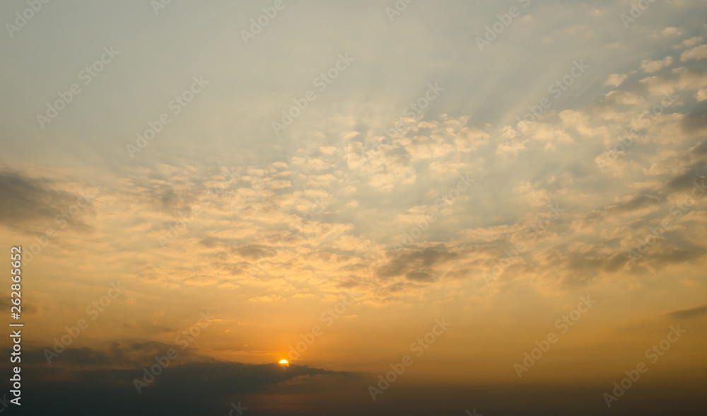 Obraz premium Nice sunset sky with clouds